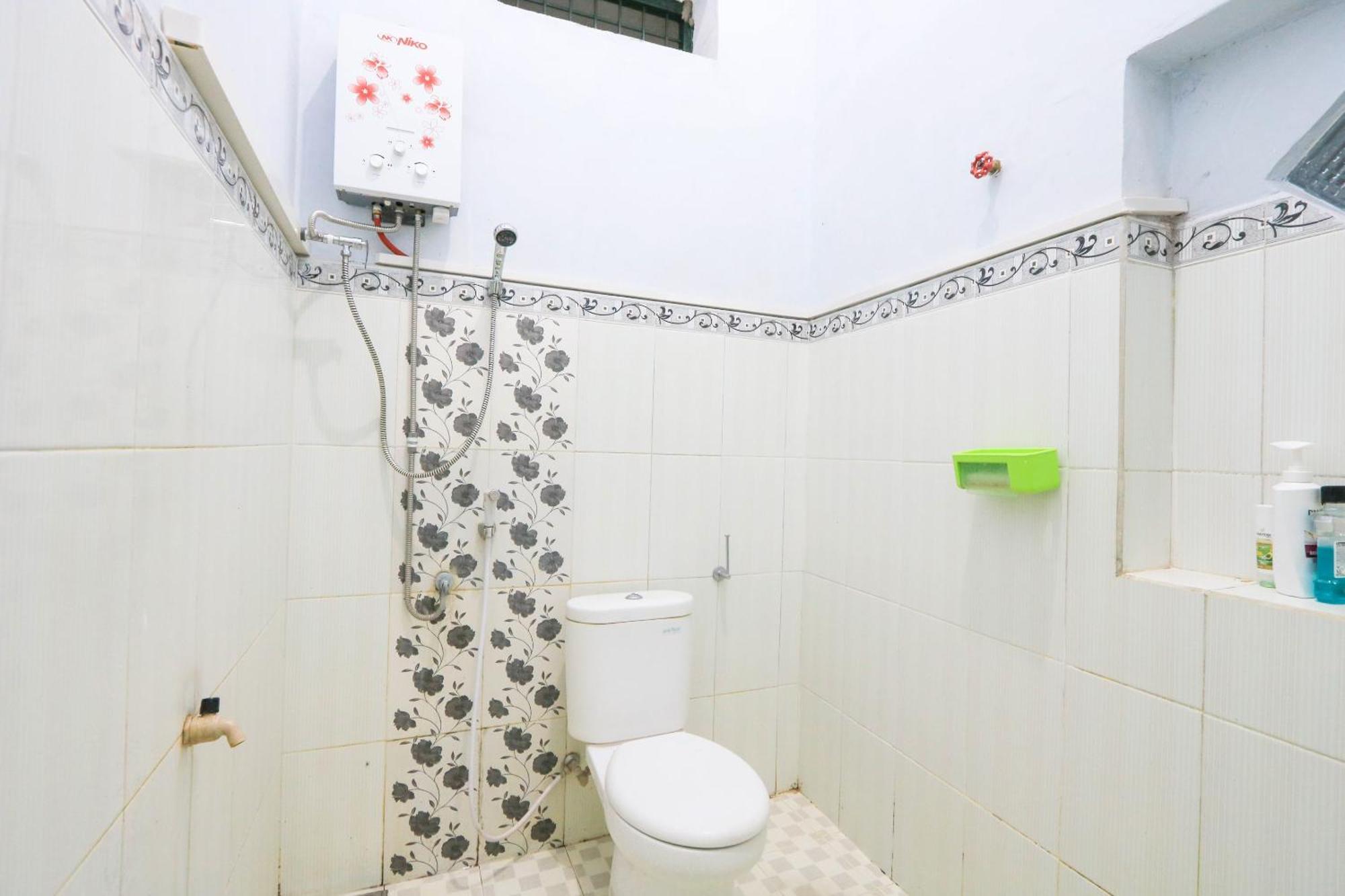 Oyo 2440 Wallet Family Residence Syariah Lumajang Экстерьер фото