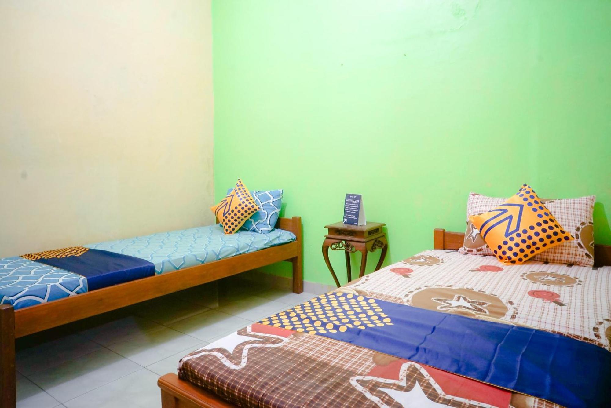 Oyo 2440 Wallet Family Residence Syariah Lumajang Экстерьер фото