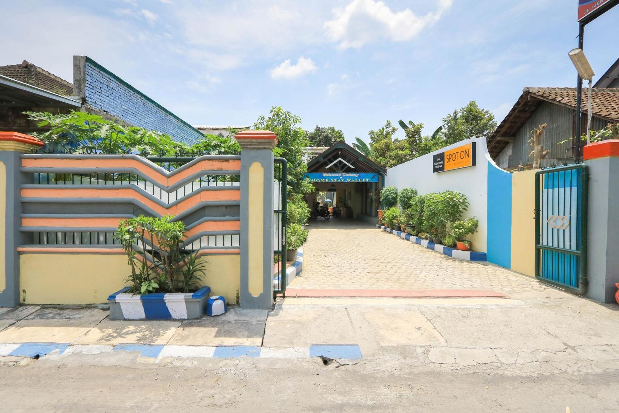 Oyo 2440 Wallet Family Residence Syariah Lumajang Экстерьер фото