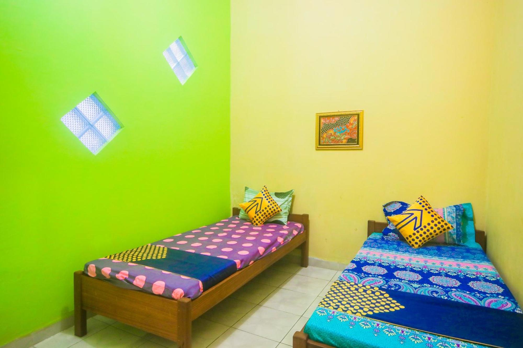 Oyo 2440 Wallet Family Residence Syariah Lumajang Экстерьер фото