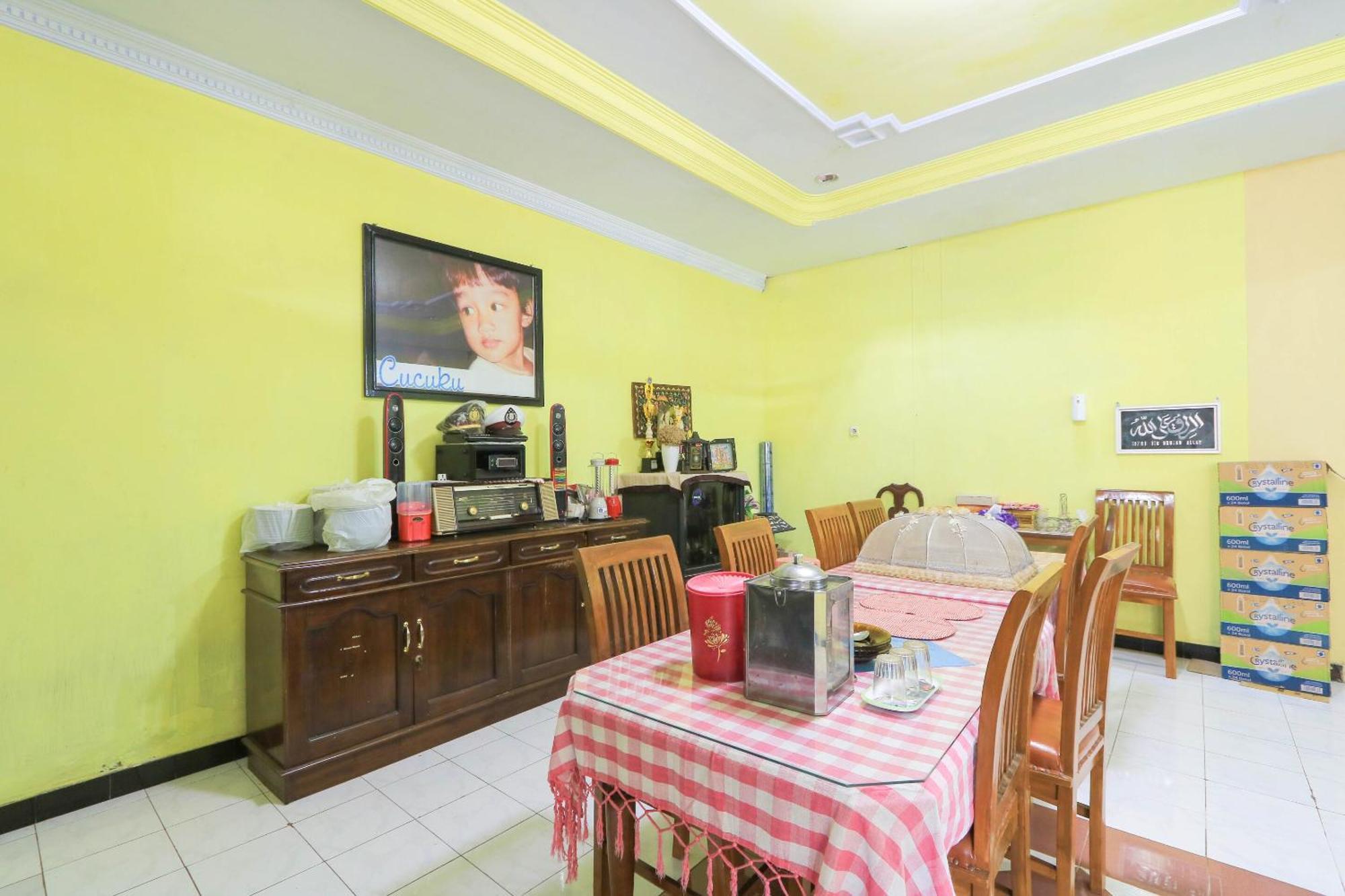 Oyo 2440 Wallet Family Residence Syariah Lumajang Экстерьер фото