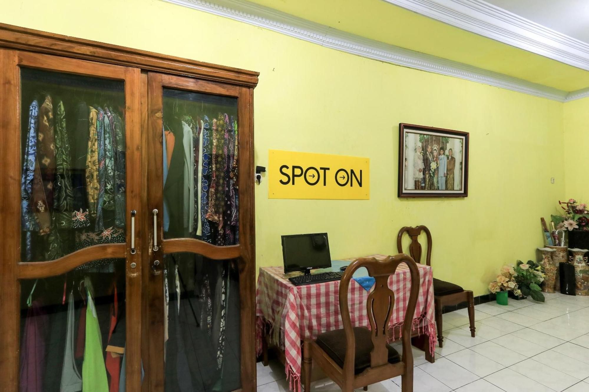 Oyo 2440 Wallet Family Residence Syariah Lumajang Экстерьер фото