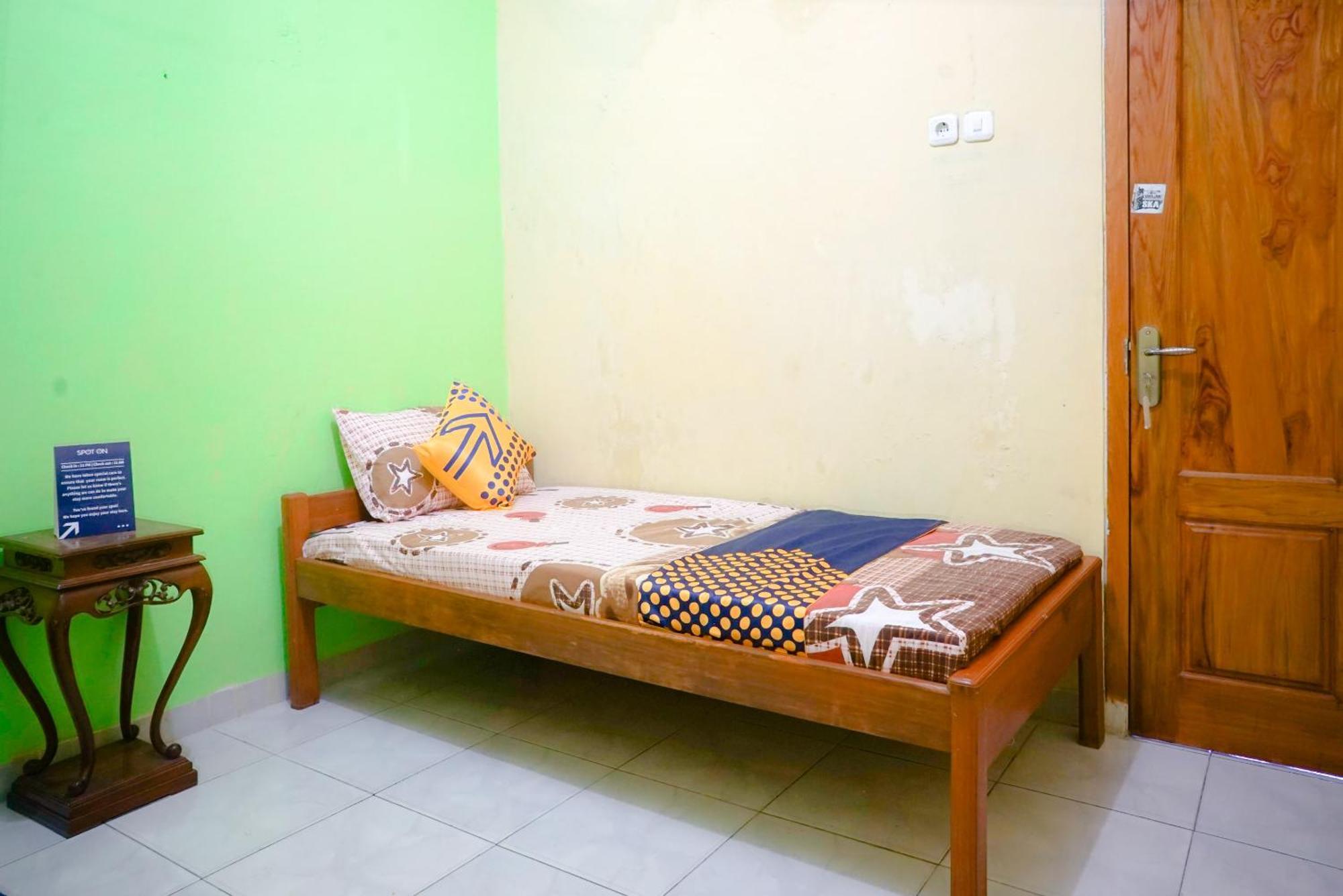 Oyo 2440 Wallet Family Residence Syariah Lumajang Экстерьер фото