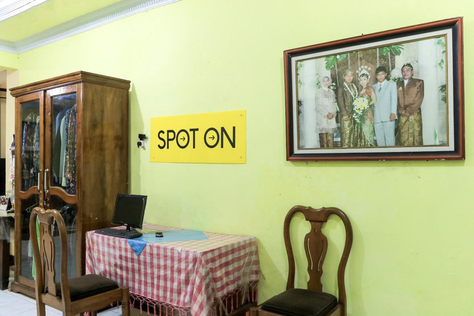 Oyo 2440 Wallet Family Residence Syariah Lumajang Экстерьер фото