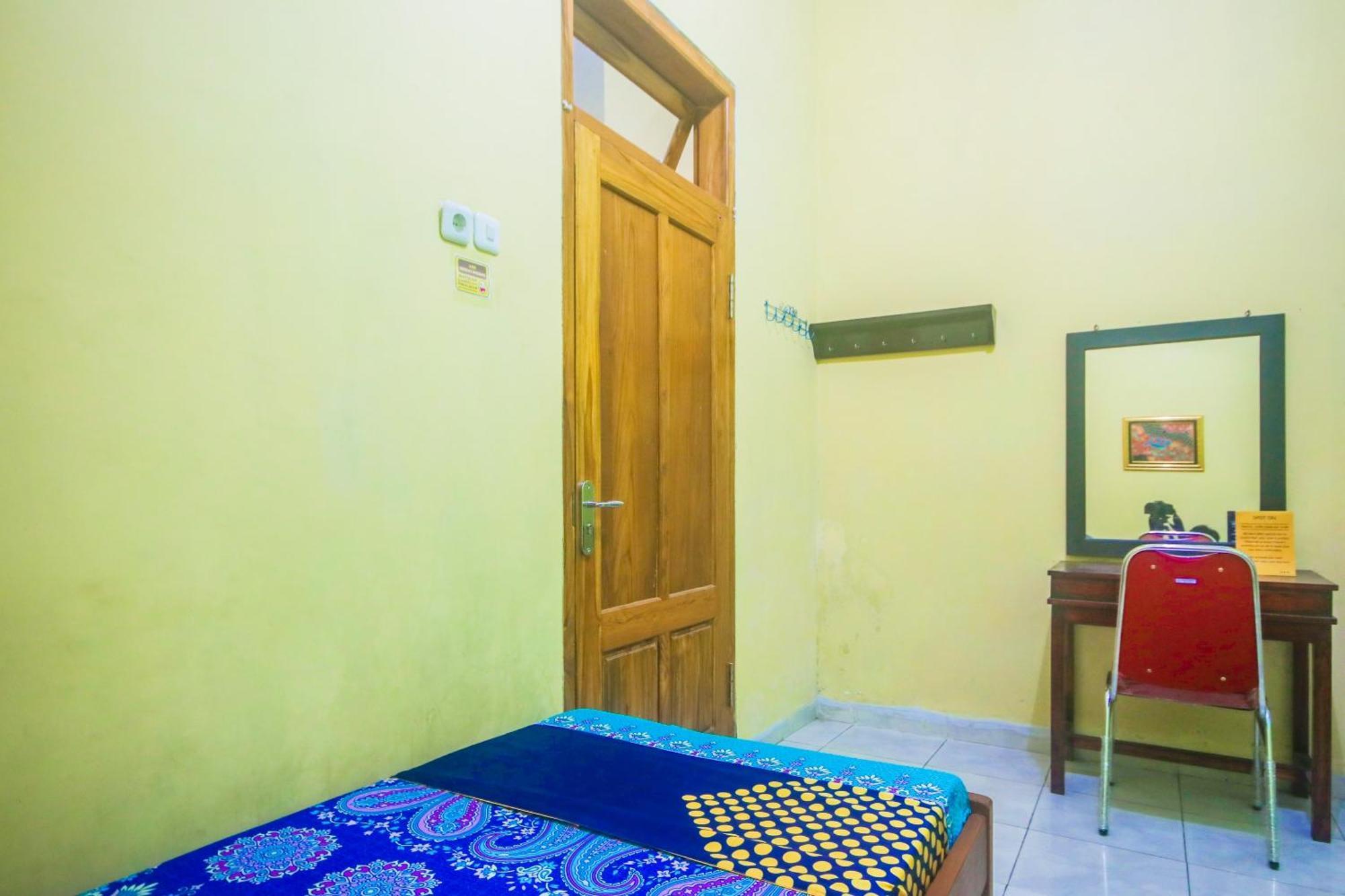 Oyo 2440 Wallet Family Residence Syariah Lumajang Экстерьер фото