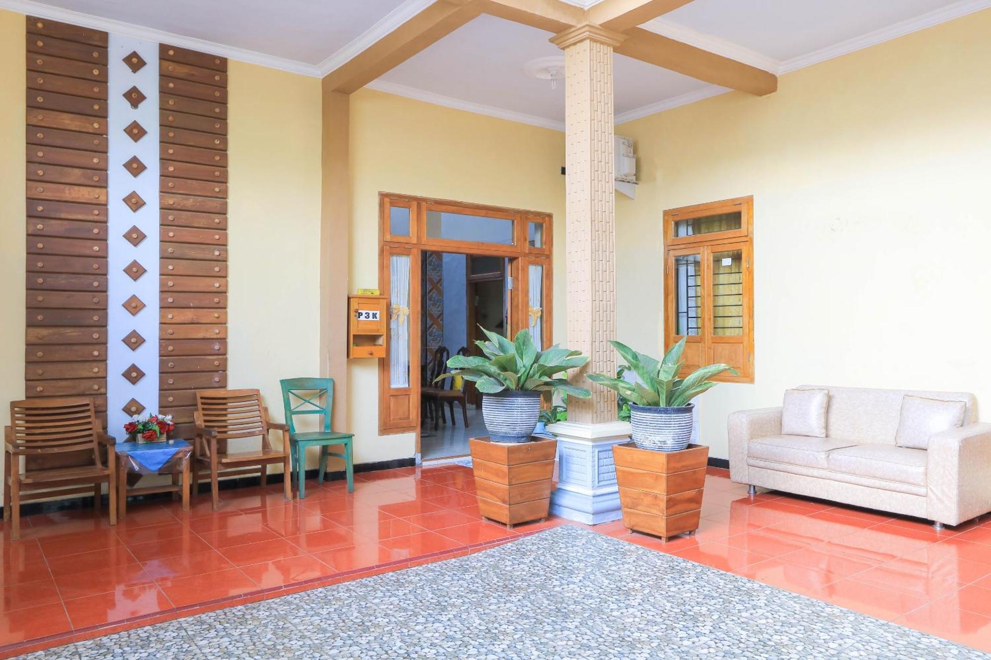 Oyo 2440 Wallet Family Residence Syariah Lumajang Экстерьер фото